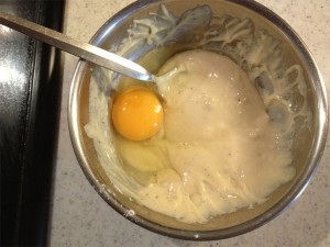 ポテロングに卵を入れる