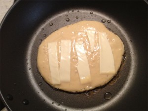 ポテロングdeお好み焼きにチーズをのせる