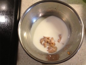 牛乳に味噌を溶かす