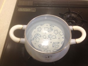 ポリ袋レシピ：鍋底に皿をしき、沸騰させる