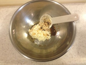 ポリ袋レシピ：ごまマヨソースを作る1