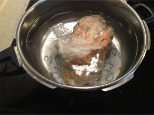ポリ袋レシピ：卯の花の材料を加熱する