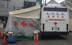 大阪駅の献血車