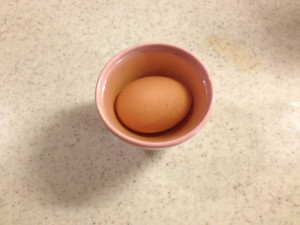 卵を酢につける