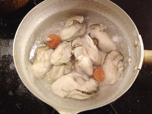 牡蠣を煮る