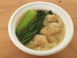 香港海老雲呑麺を食べる