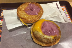 紫魔術の絶品チーズバーガーを食べる