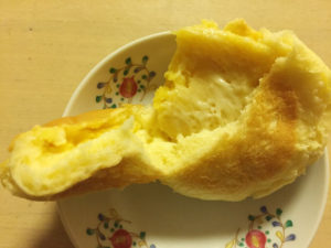 安納芋バターくりーむパンの中身