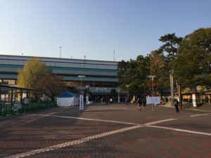 朝の阪神甲子園駅前